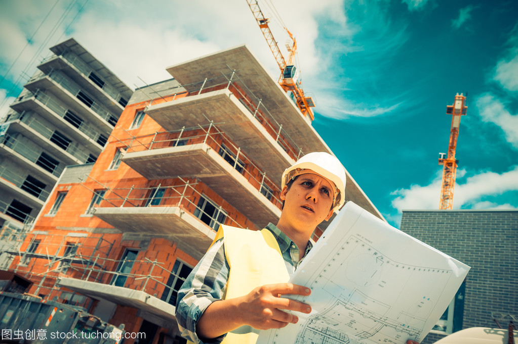 檢查站點上的建筑項目施工經(jīng)理